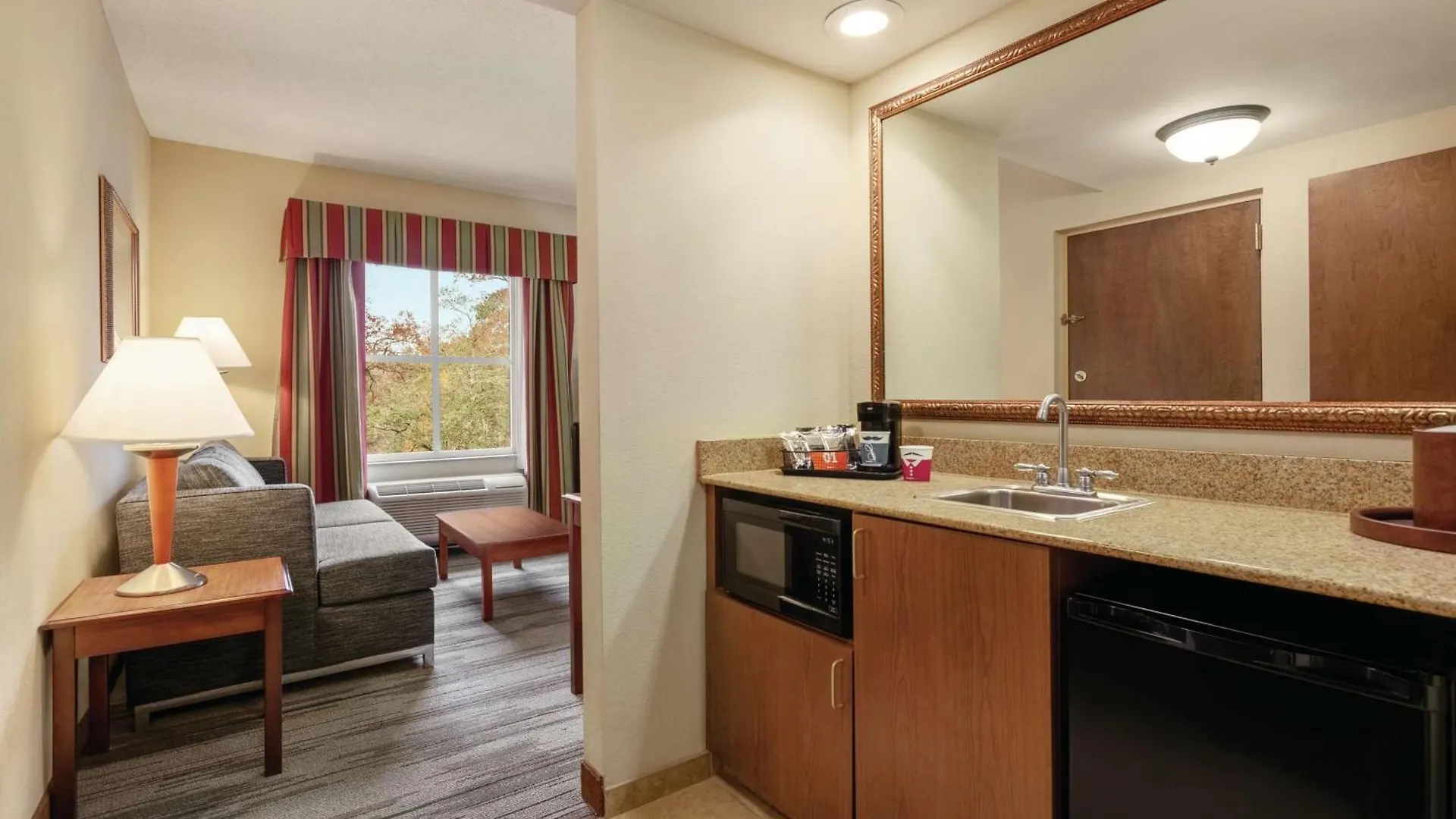 Hampton Inn & Suites Williamsburg Historic District 3*,